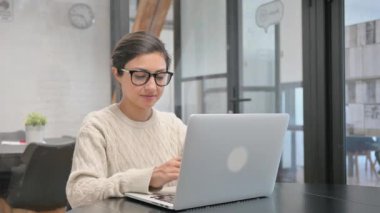 Çalışan Hintli Kadın Kamerayı Gösteriyor