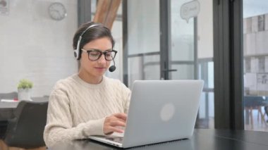 Kulaklıklı Hintli Kadın Laptop 'ta Video Sohbeti Yapıyor