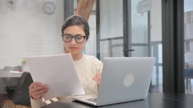 Ofiste Belgeler ve Laptop Üzerinde Çalışan Hintli Kadın