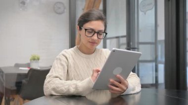 Ofiste Dijital Tablet üzerinde çalışan Hintli Kadın