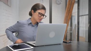 Hintli İş Kadını Ofiste Yorgunluk ve Acı çekiyor