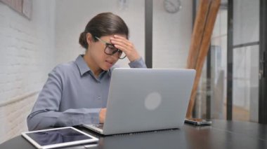 Gergin Hintli iş kadını ofiste migren krizi geçiriyor.