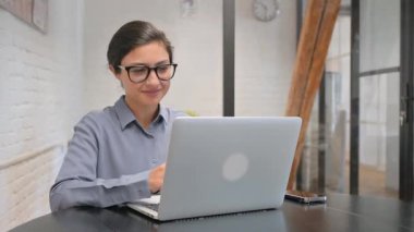 Çalışan Hintli Kadın Kamerayı Gösteriyor