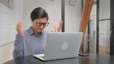 Öfkeli Hintli İş Kadını Ofiste Hayal kırıklığına uğruyor