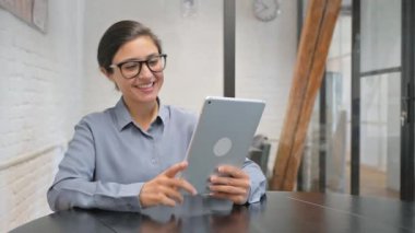 Hintli İş Kadını Ofiste Tablet 'te Video Sohbeti Yapıyor