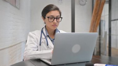 Dizüstü bilgisayarda yazan Hintli Kadın Doktor