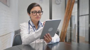 Hint Kadın Doktoru Dijital Tablet Kullanıyor