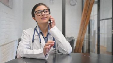 Hastanede Konuşan Hintli Kadın Doktor