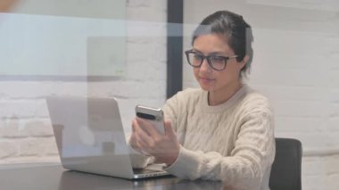 İş için dizüstü bilgisayarı olan yaratıcı Hintli Kadın