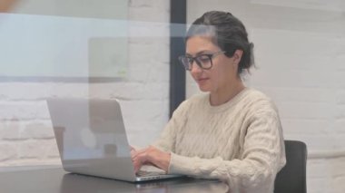 İş Yeri 'nde Yaratıcı Hintli Kadın Başparmağını kaldırdı