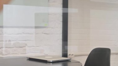 Yaratıcı Hintli Kadın İşyerine Geliyor