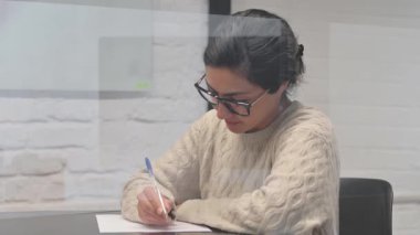 İşyerindeki Kağıda Yazan Yaratıcı Hintli Kadın