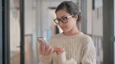 Telefon kullanan genç Hintli kadın portresi