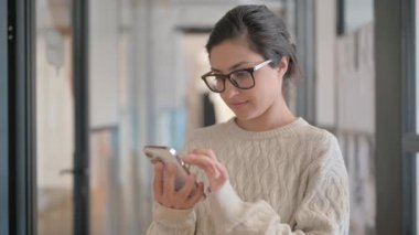 Telefonda Başarı Kutlaması Yapan Genç Hintli Kadın Portresi