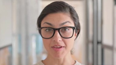 Şok Olan Genç Hintli Kadın 'ın Yüzü