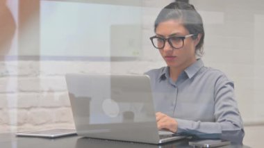 Hintli İş Kadını İşyerindeki Dizüstü bilgisayarında Kaybından Şok Oldu