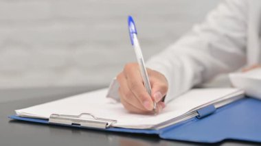 Hintli Kadın Doktor Tıbbi Rapor Yazıyor 'un kapanışı