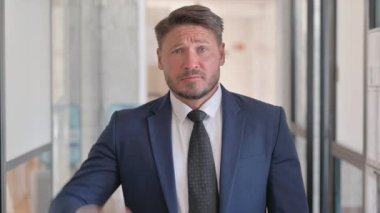 Orta Çağ İşadamı 'nın Portresi Başparmakları Aşağı Kameraya Bakıyor