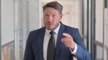 Tatmin Olmayan Orta Çağ İşadamı Tartışıyor Portresi