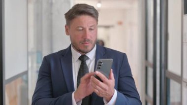 Telefon kullanan Orta Çağ İşadamı Portresi