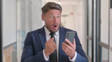 Ortaçağ İşadamı 'nın Portresi Telefondaki Kaybından Şok Oldu