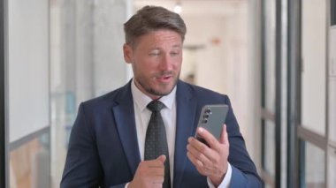 Orta Çağ İşadamı Telefonda Video Sohbeti Yaparken Portresi