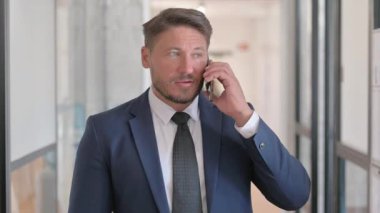 Orta Çağ İşadamı 'nın Telefonda Konuşan Portresi