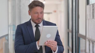 Dijital Tablet üzerinde çalışan Orta Çağ İşadamı Portresi