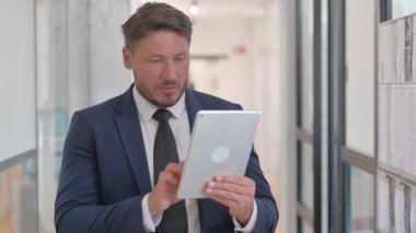 Tablette Başarı Kutlaması Orta Çağ İşadamı Portresi