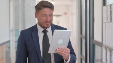 Tablet 'te Video Sohbeti yapan Orta Çağ İşadamının Portresi