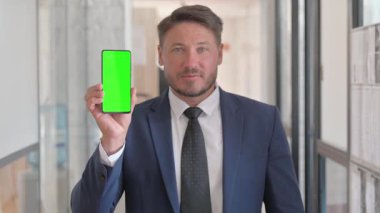 Orta Çağ İşadamı Yeşil Ekranlı Telefonu Tutarken Portresi