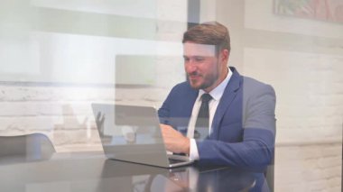 Orta Çağ İşadamı Dizüstü bilgisayarla Video Sohbeti Yapıyor