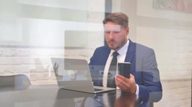 Orta Çağ İşadamı Bilgisayarlı Telefonu Kullanıyor