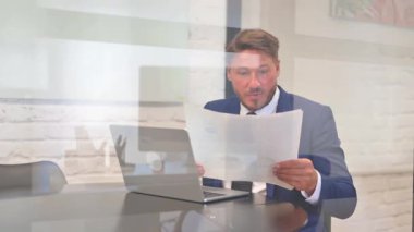 Belgeler ve Laptop Üzerinde Çalışan Orta Çağ İşadamı Heyecanlı