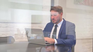 Orta Çağ İşadamı Ofisteki Kameraya Ciddi Bakıyor