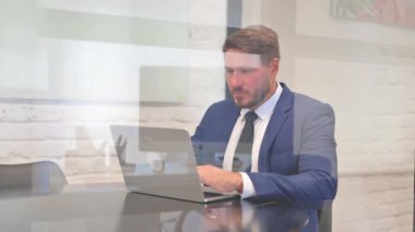 Ofisteki Kameraya Bakan Orta Çağ İşadamından Başparmak İndirme