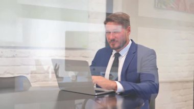 Orta Çağ İşadamı Çalışma Alanındaki Kamerayı Gösteriyor