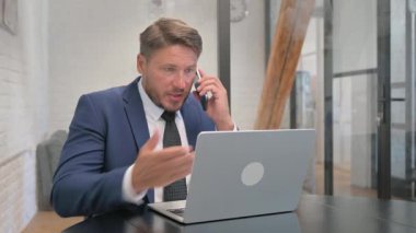 Kızgın Olgun Yetişkin İş Adamı Telefonda konuşuyor