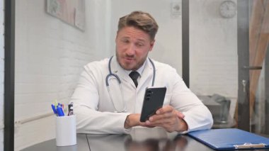 Olgun Yetişkin Doktorun Telefonla Çevrimiçi Görüntülü Sohbeti