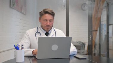 Olgun Yetişkin Doktor Hastanedeki Kamerada Gülümsüyor