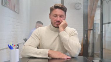 Masada Uyuyan Olgun Yetişkin Adamın Portresi