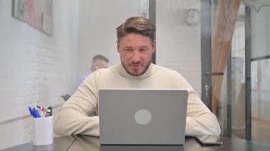 Çevrimiçi Başarı Kutlaması Orta Çağ Adamı