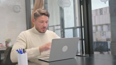 Orta yaşlı adam çalışma alanını terk ediyor, toplantıya geç kalıyor