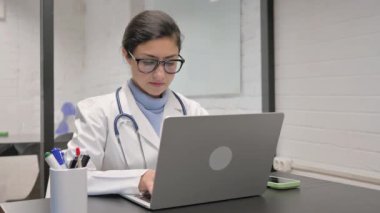 Dizüstü bilgisayarda yazan Hintli genç doktor