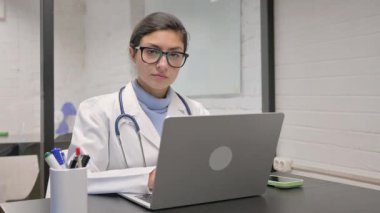 Klinikteki Kamerada Gülümseyen Hintli Genç Doktor