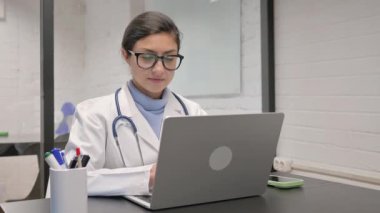 Memnun olmayan genç Hintli Doktor Hastayı Reddediyor