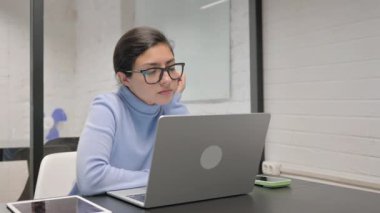 İşyerinde Otururken Uyuyan Hintli İş Kadını