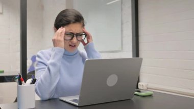 Başağrısı olan Hintli İş Kadını İş yerinde Oturuyor