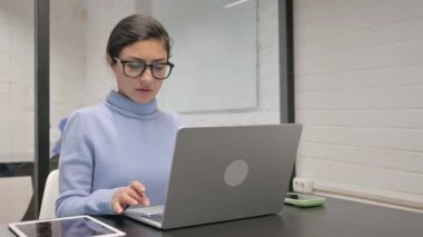 Hintli İş Kadını Dizüstü bilgisayarda Kaybından Şok Oldu