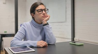 Düşünceli Hintli İş Kadını Proje İçin Beyin Fırtınası